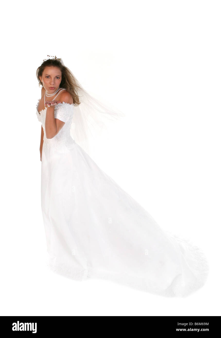 Bella Sposa soffia un bacio dal suo canto a piena lunghezza Shot Foto Stock