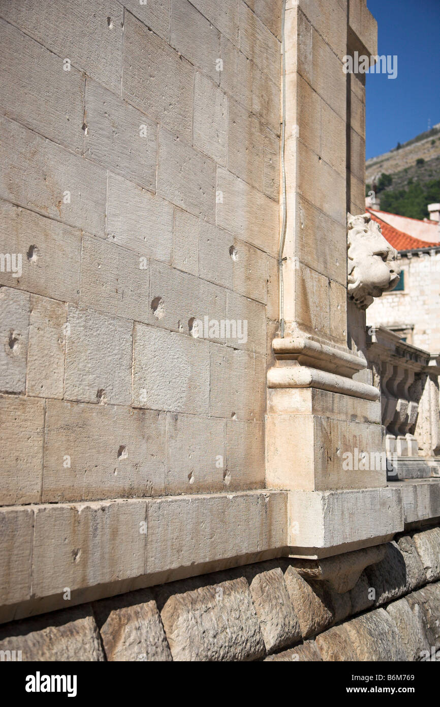 Fori di proiettili sulla guerra di un edificio danneggiato in Dubrovnik Croazia Foto Stock