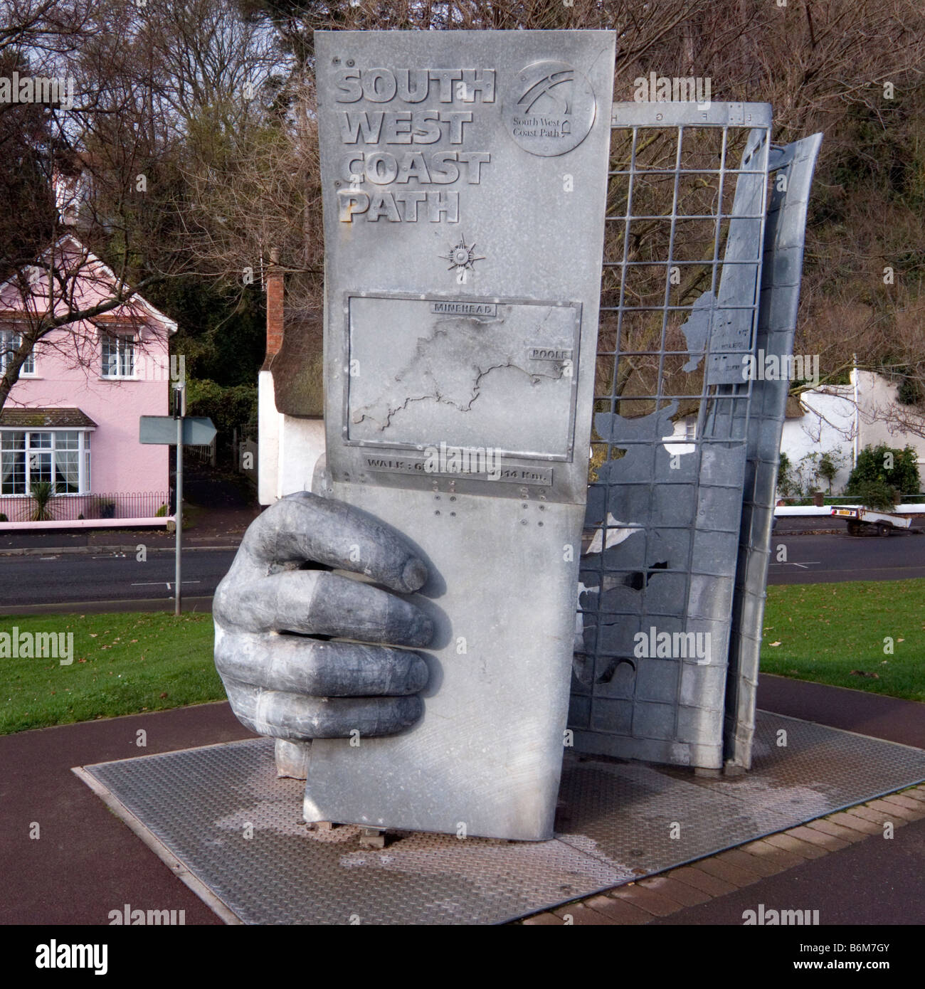 Monumento a segnare l inizio ufficiale del South West Coast Path a Minehead in Somerset Foto Stock