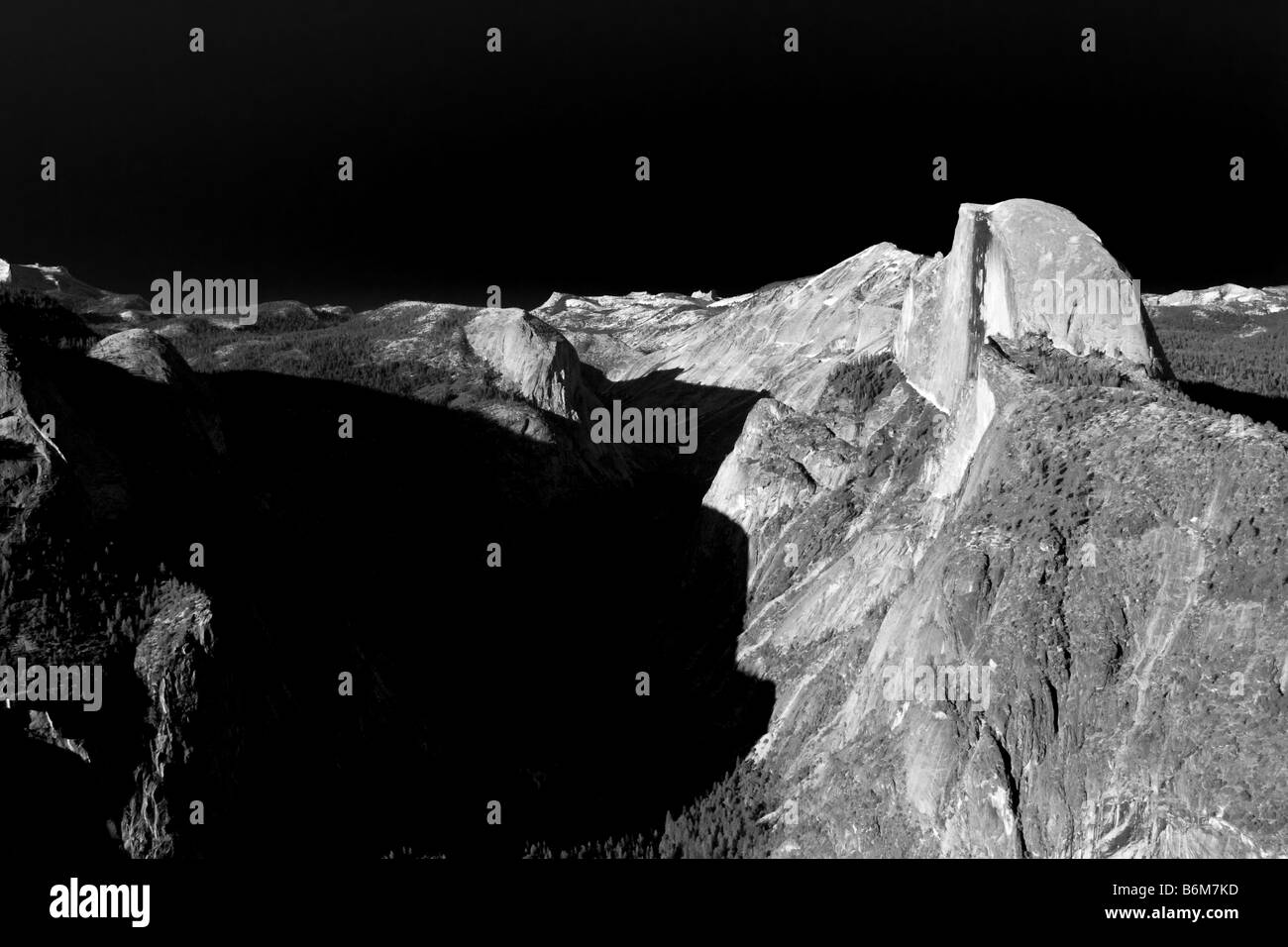 Mezza Cupola in bianco e nero immagini creative con ombra pesante Foto Stock