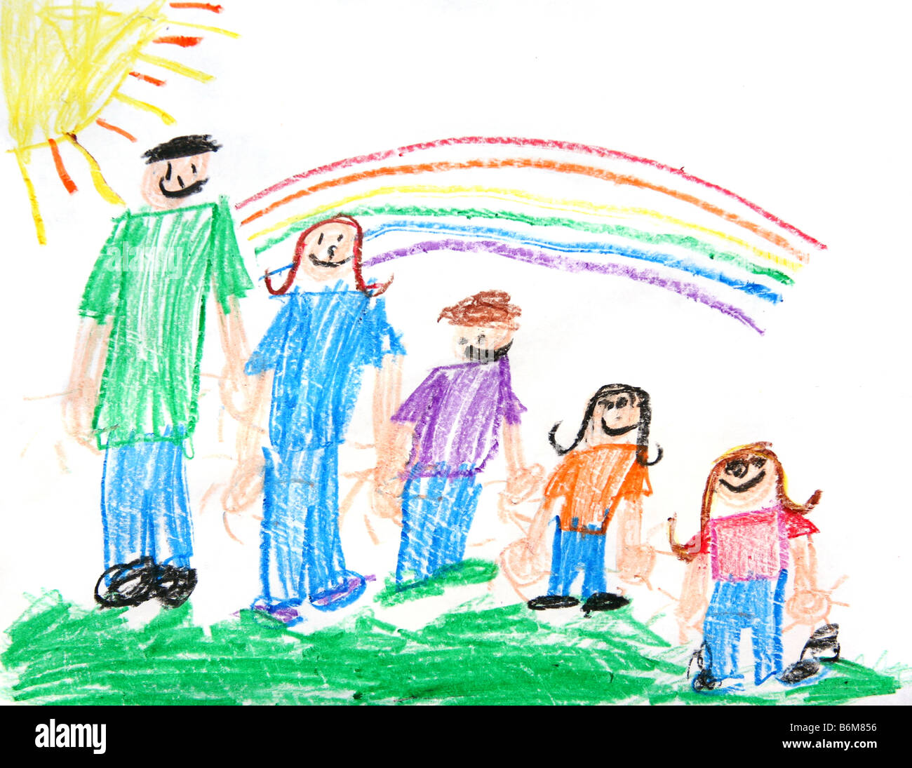 Childs Crayon primitivo disegno di una famiglia di 5 persone con un sole e Rainbow Foto Stock