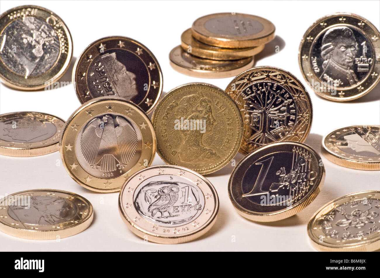 Nuove monete metalliche in euro da diversi paesi che circondano il vecchio British pound coin Foto Stock