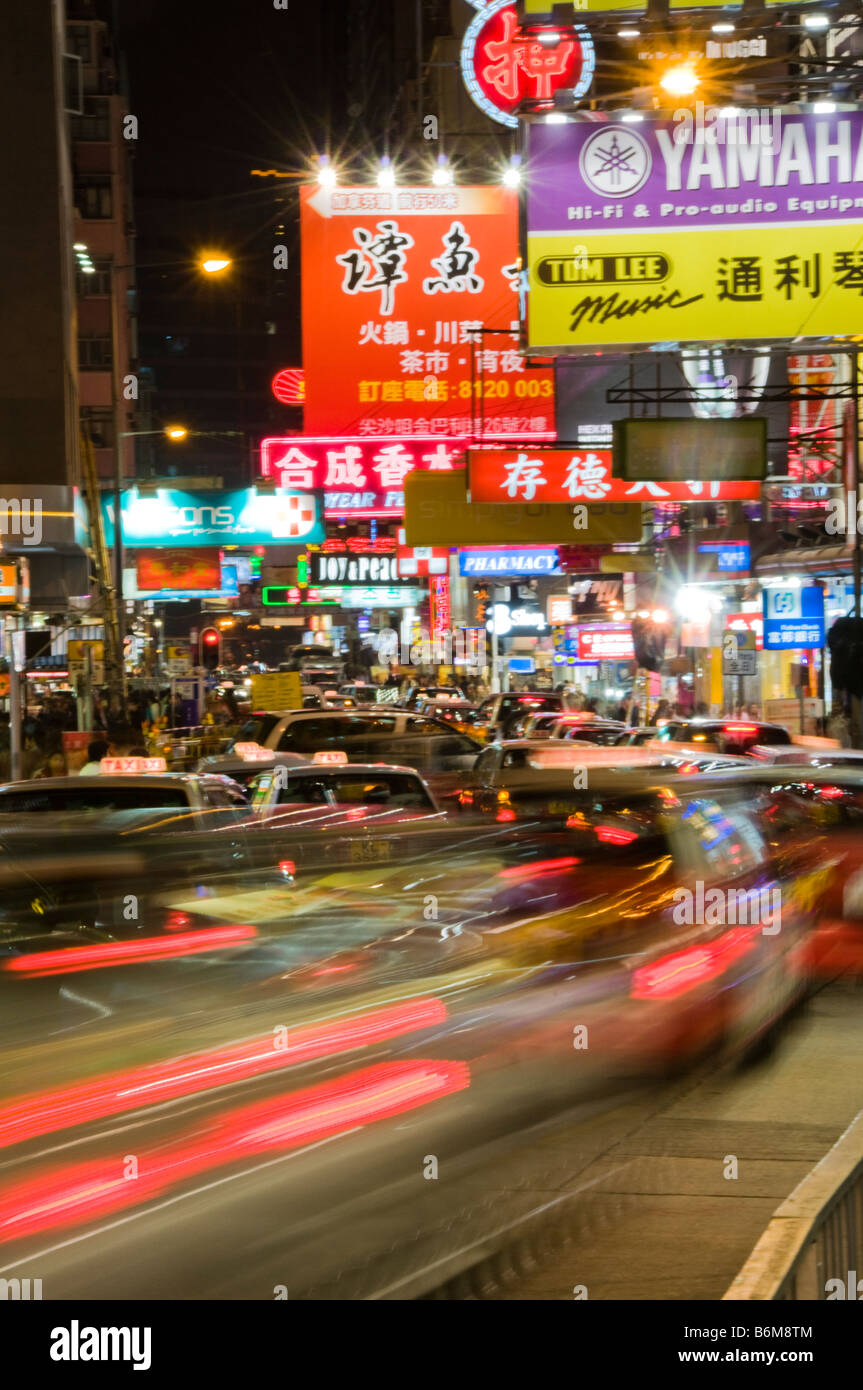 Zoom luci sfocate sulla via della città di Hong Kong Cina Foto Stock