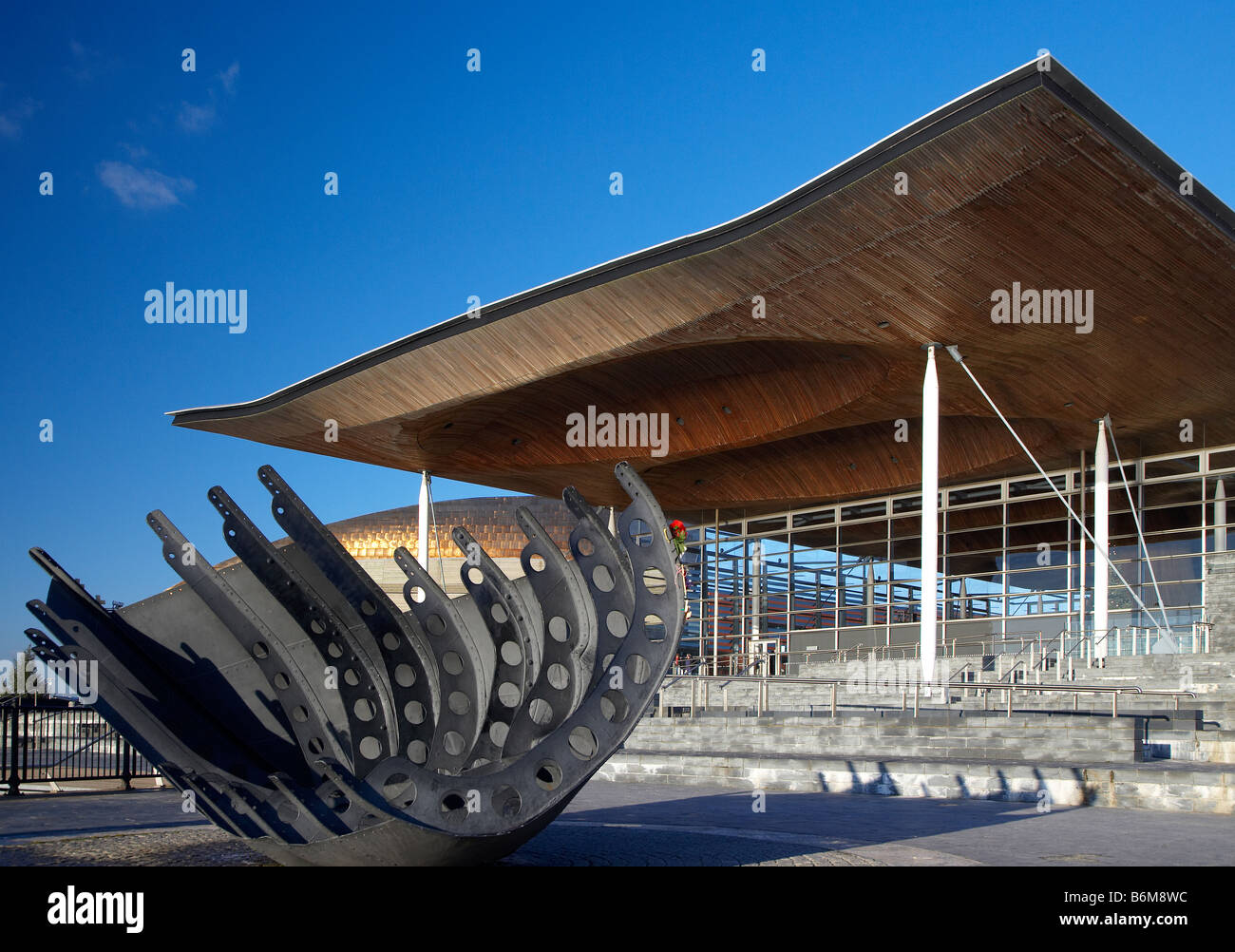 I marittimi mercantili War Memorial davanti al National Assembly for Wales edificio, la Baia di Cardiff, Cardiff Wales, Regno Unito Foto Stock
