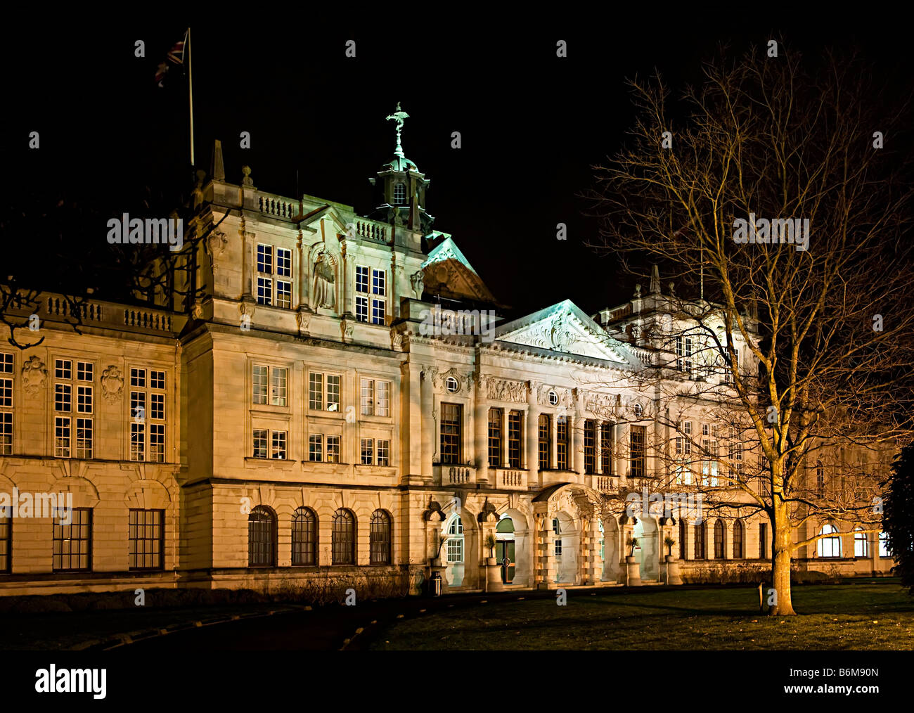 Università edificio principale illuminazione notturna Cardiff Wales UK Foto Stock