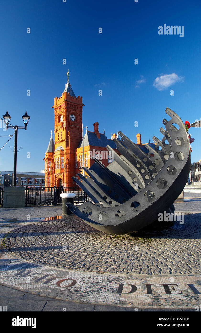 I marittimi mercantili Memoriale di guerra nella parte anteriore dell'Edificio Pierhead, Baia di Cardiff, Cardiff Wales, Regno Unito Foto Stock