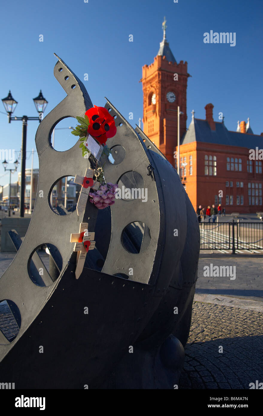 I marittimi mercantili Memoriale di guerra con papaveri attaccata nella parte anteriore dell'Edificio Pierhead, Baia di Cardiff, Cardiff Wales, Regno Unito Foto Stock