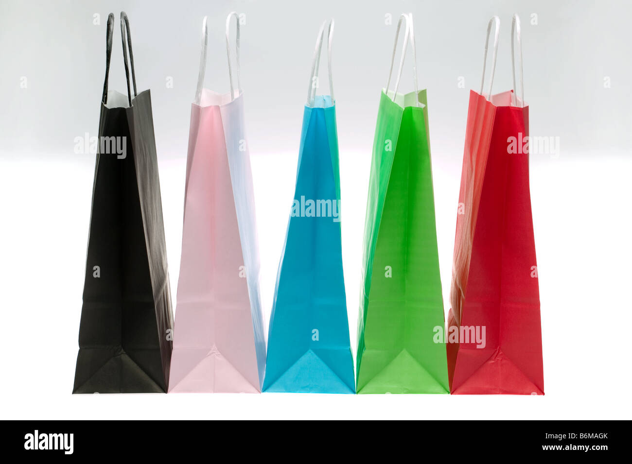 Carta cinque borse per lo shopping con luminose dei colori in una riga Foto Stock