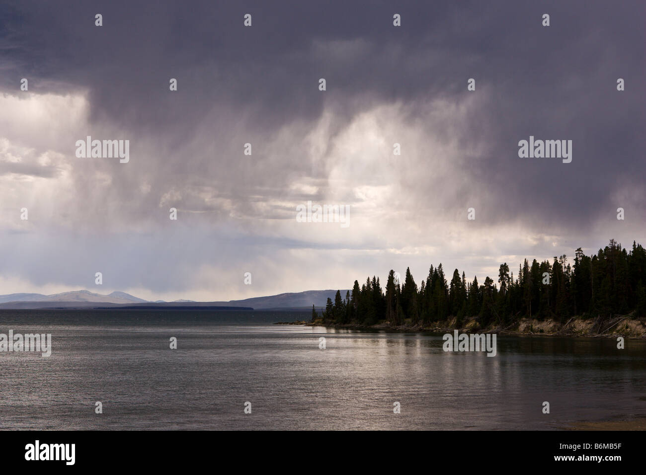 Parco Nazionale di Yellowstone WYOMING USA Storm pioggia nuvole sopra il Lago di Yellowstone Foto Stock