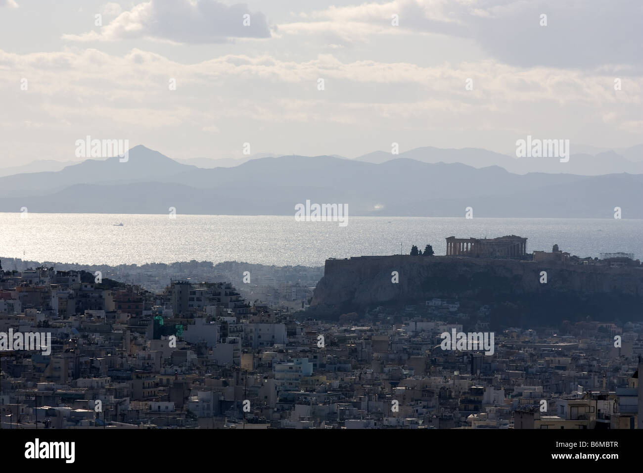 Una vista di Atene e la sua Acropoli mentre il sole brilla sul golfo Saronico Foto Stock