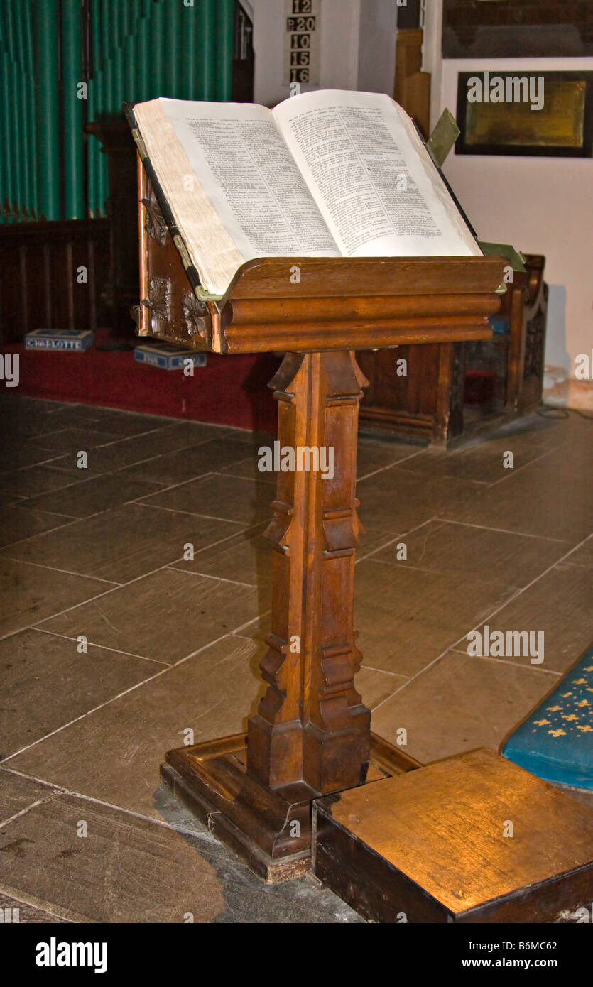 Leggio e la bibbia nel XIII secolo la chiesa di San Giusto in Roseland, Carrick, Cornwall Foto Stock