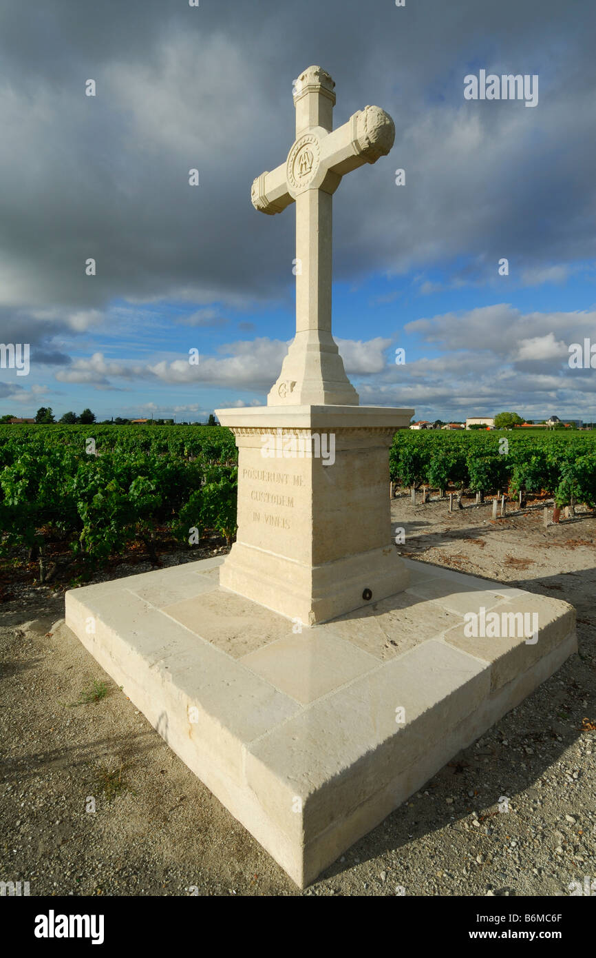 Pauillac Francia una croce con la scritta in latino Posuerent me custodem in vineis sorge in corrispondenza del bordo di un vigneto Foto Stock Pauillac Francia una croce con la scritta in latino Posuerent me custodem in vineis sorge in corrispondenza del bordo di un vigneto Foto Stock