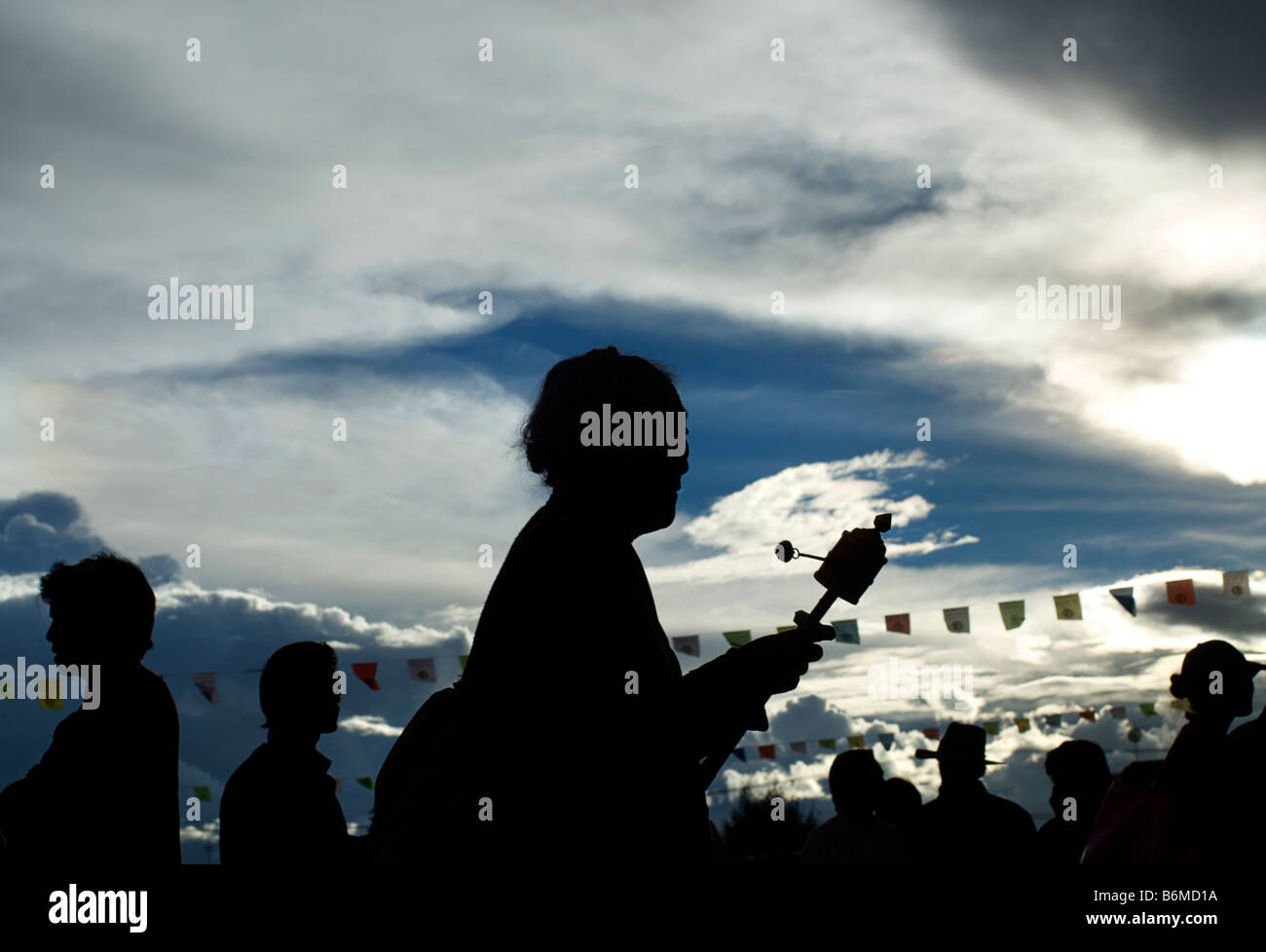 Stagliano forma di un tibetano pellegrini in piazza Barkor, Lhasa, in Tibet Foto Stock
