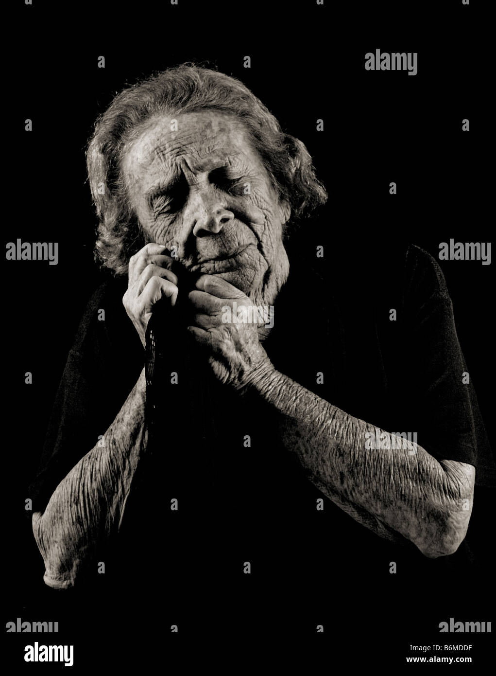 Bianco e nero ritratto di una donna anziana che esprime tristezza mentre ricordando Foto Stock