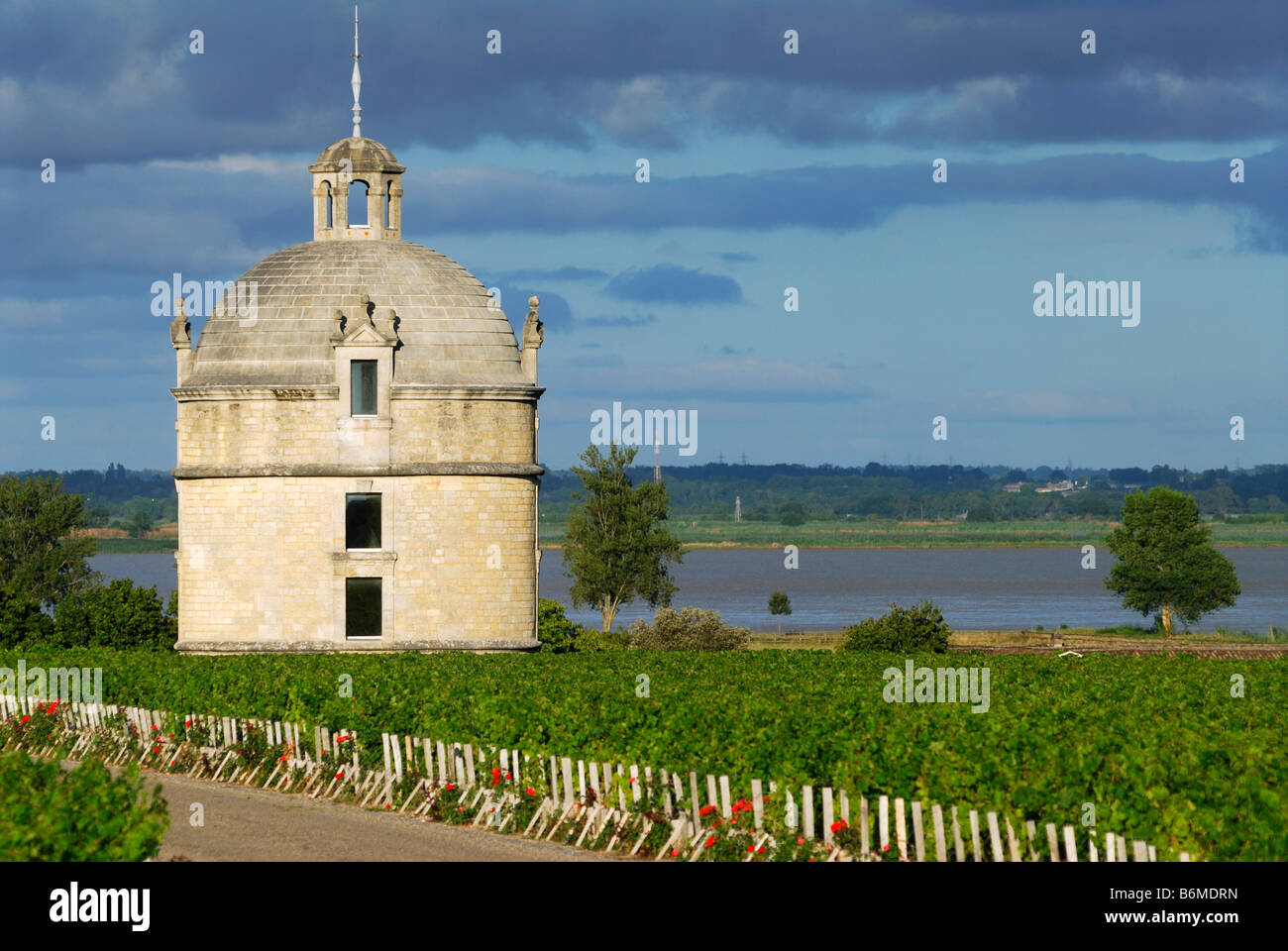 Pauillac France Chateau Latour Pigeonnier Pidgeon house si trova tra i vigneti di estuario Gironde nella rassegna Foto Stock