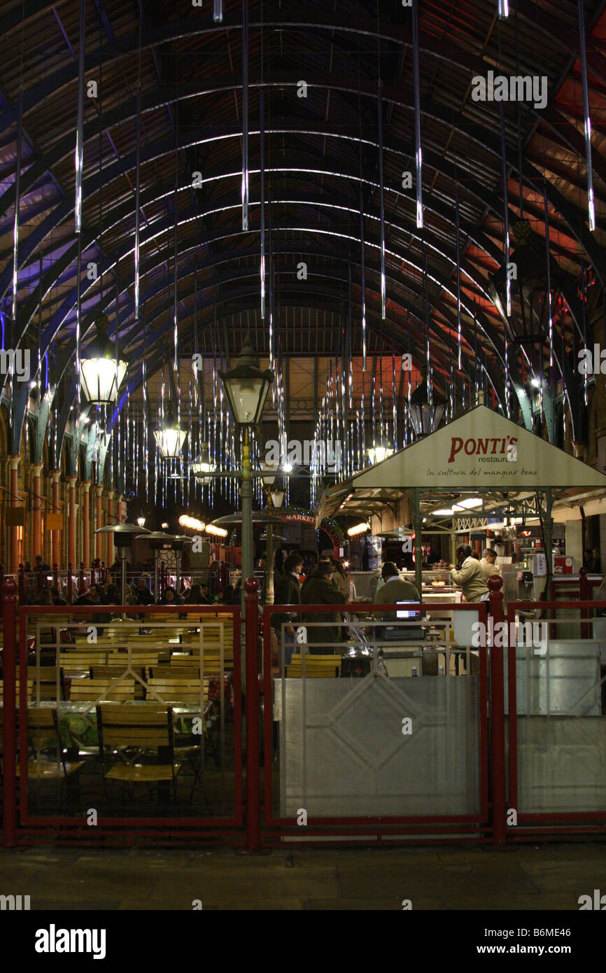 Mercato di Covent Garden di Londra sospeso con luci di Natale a dicembre 2008 Foto Stock