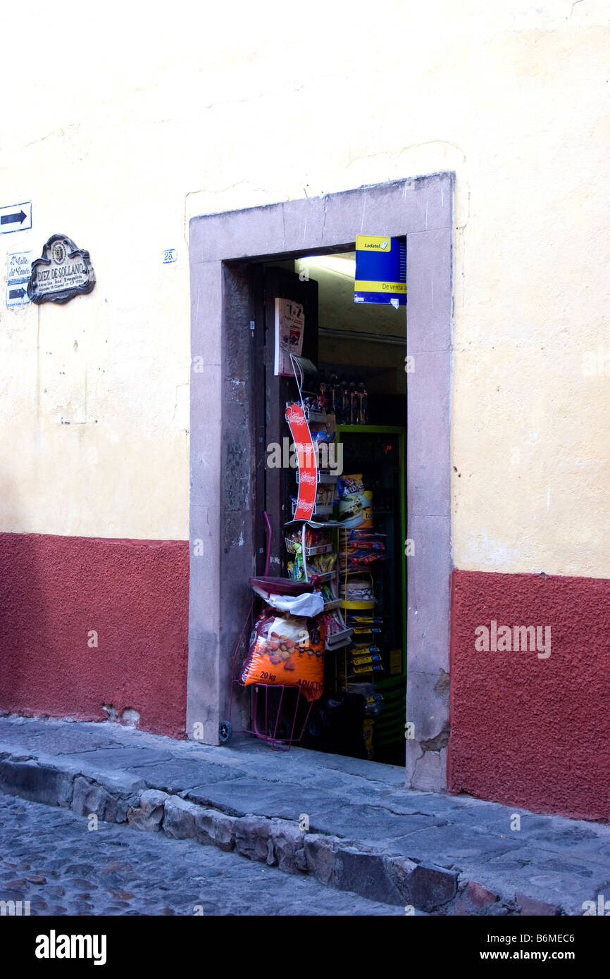 La porta anteriore di un piccolo negozio di alimentari o tienda in San Miguel De Allende Messico Foto Stock