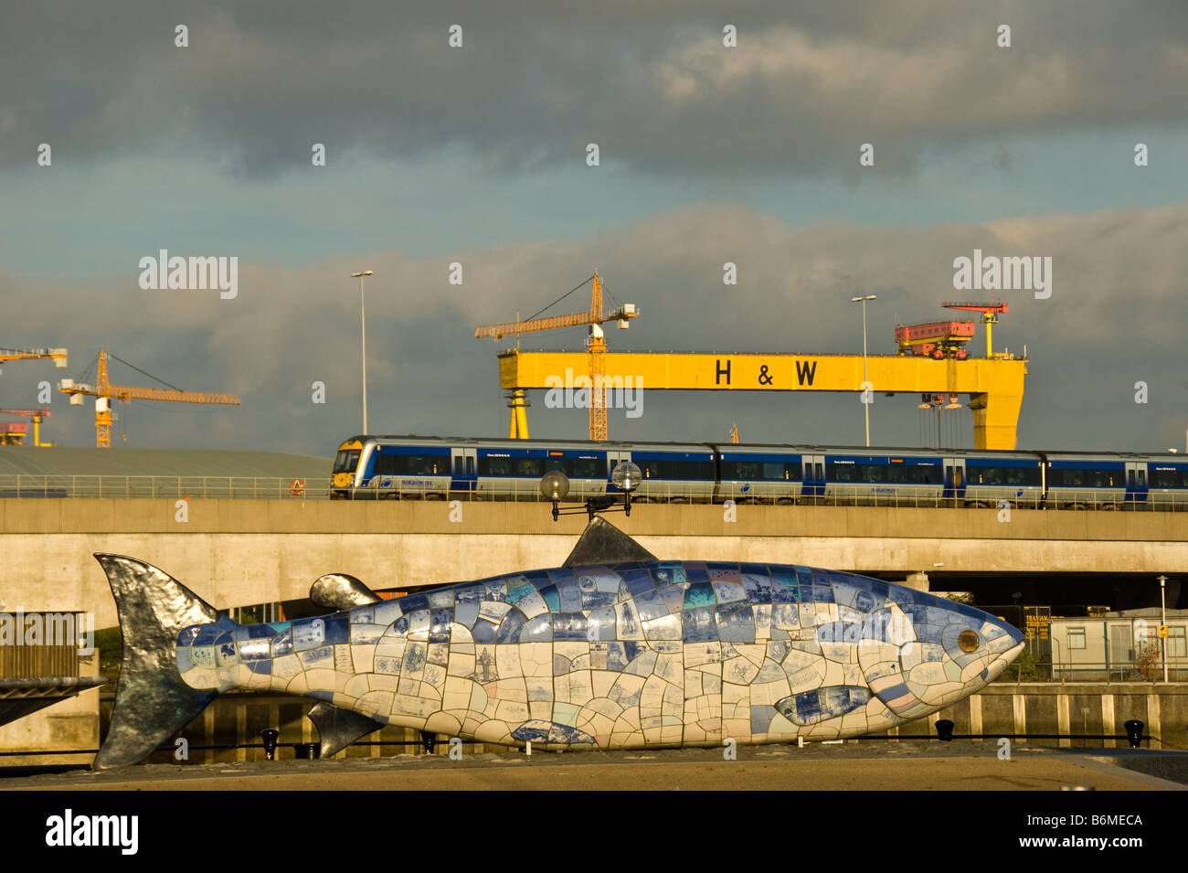 Belfast skyline di Big Fish scultura arte pubblica popolare attrazione turistica Irlanda del Nord HW yellow crane NI treno delle Ferrovie Foto Stock