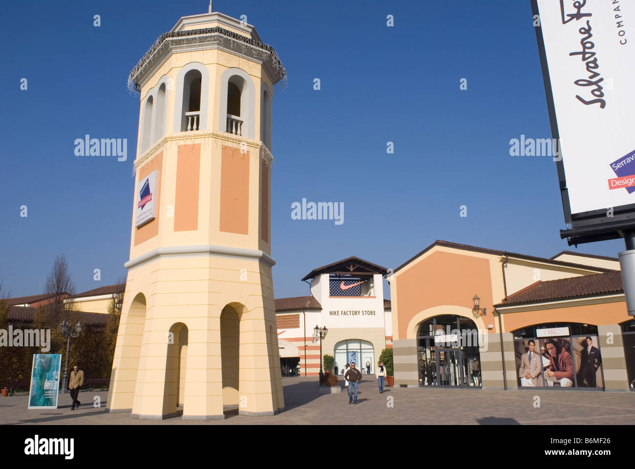 Serravalle Scrivia outlet shopping center di Serravalle Scrivia Alessandria Piemonte Italia Foto Stock