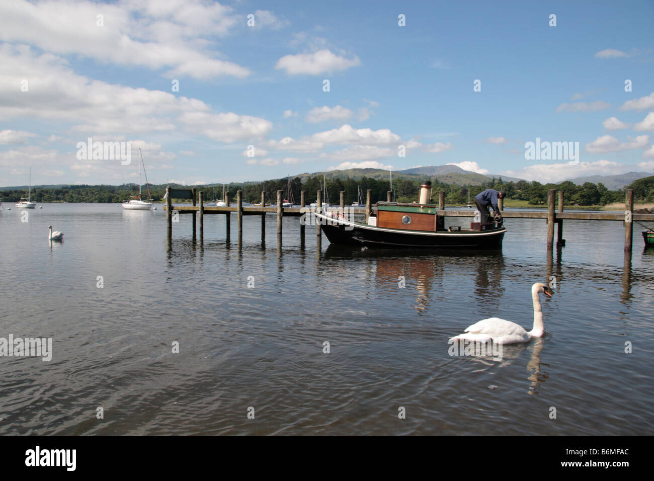 Mudlark un tradizionale steamboat ottenere pronto a lasciare il molo a Ambleside sul lago di Windermere Cumbria Foto Stock