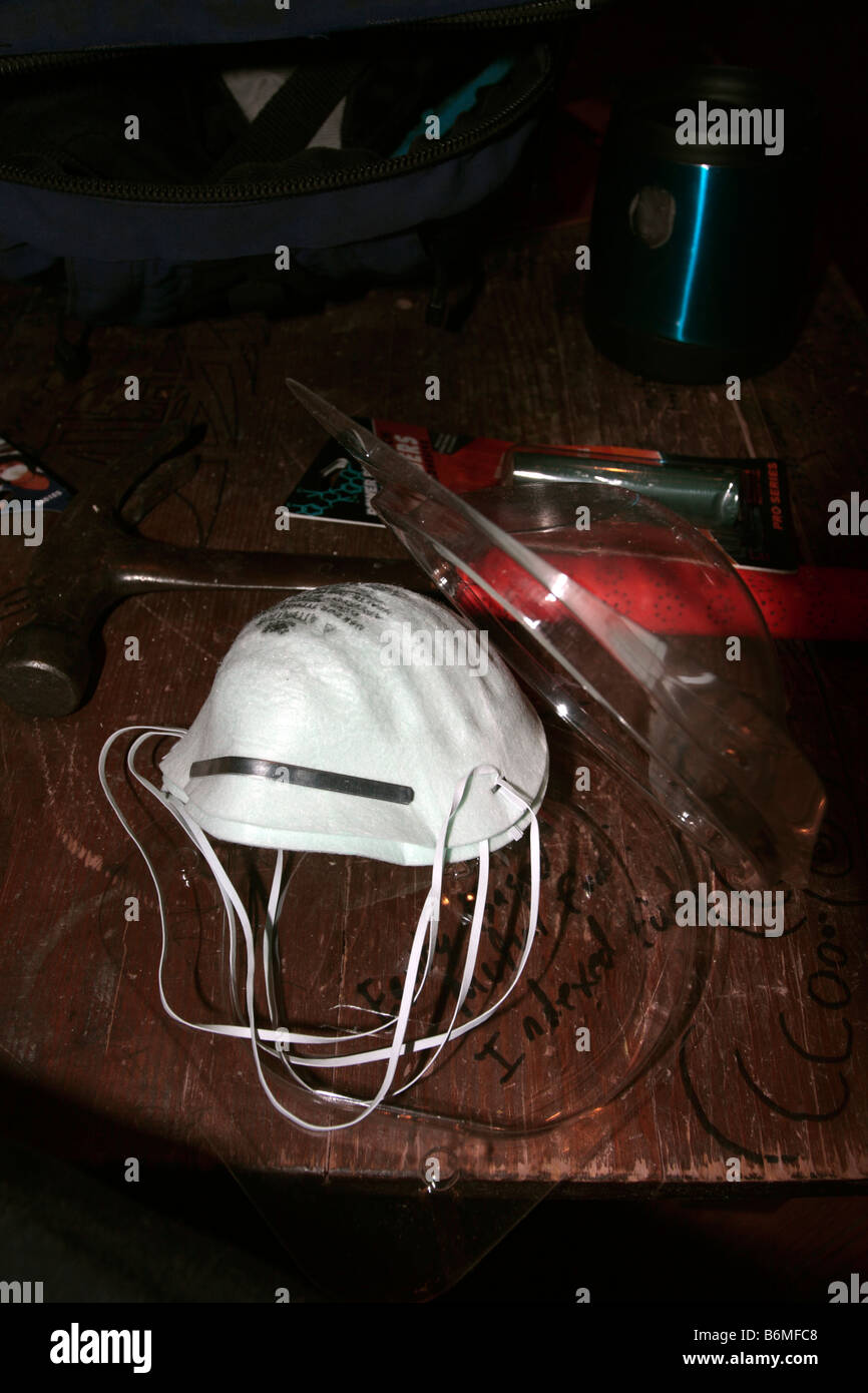 Maschere antipolvere, martello, e altri strumenti e gli elementi in legno della superficie del piano portapaziente. Foto Stock