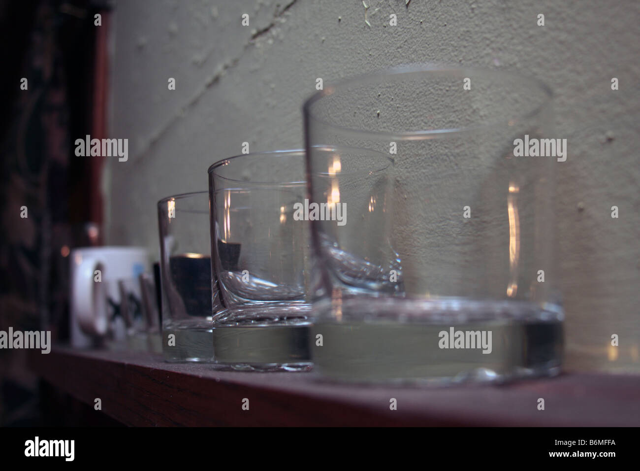 Fila di bicchieri tumbler, sul ripiano. Foto Stock