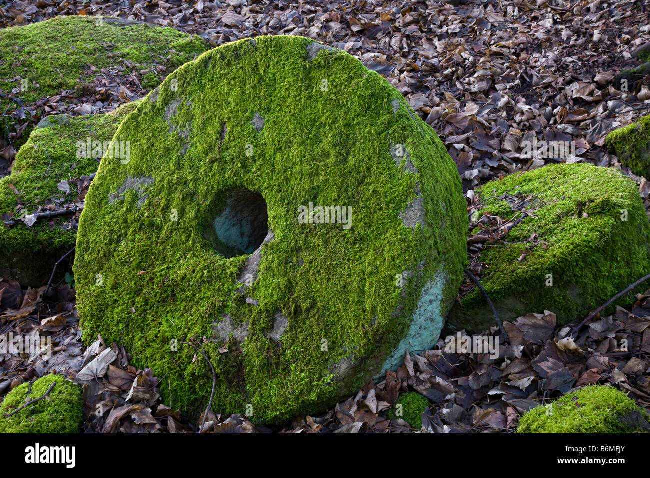 Hathersage. Scolpito, cesellato rotondo, ruota di mulino abbandonata, vecchio, rurale, antica macina. Mill Stones nel Peak District National Park, Derbyshire, Regno Unito Foto Stock