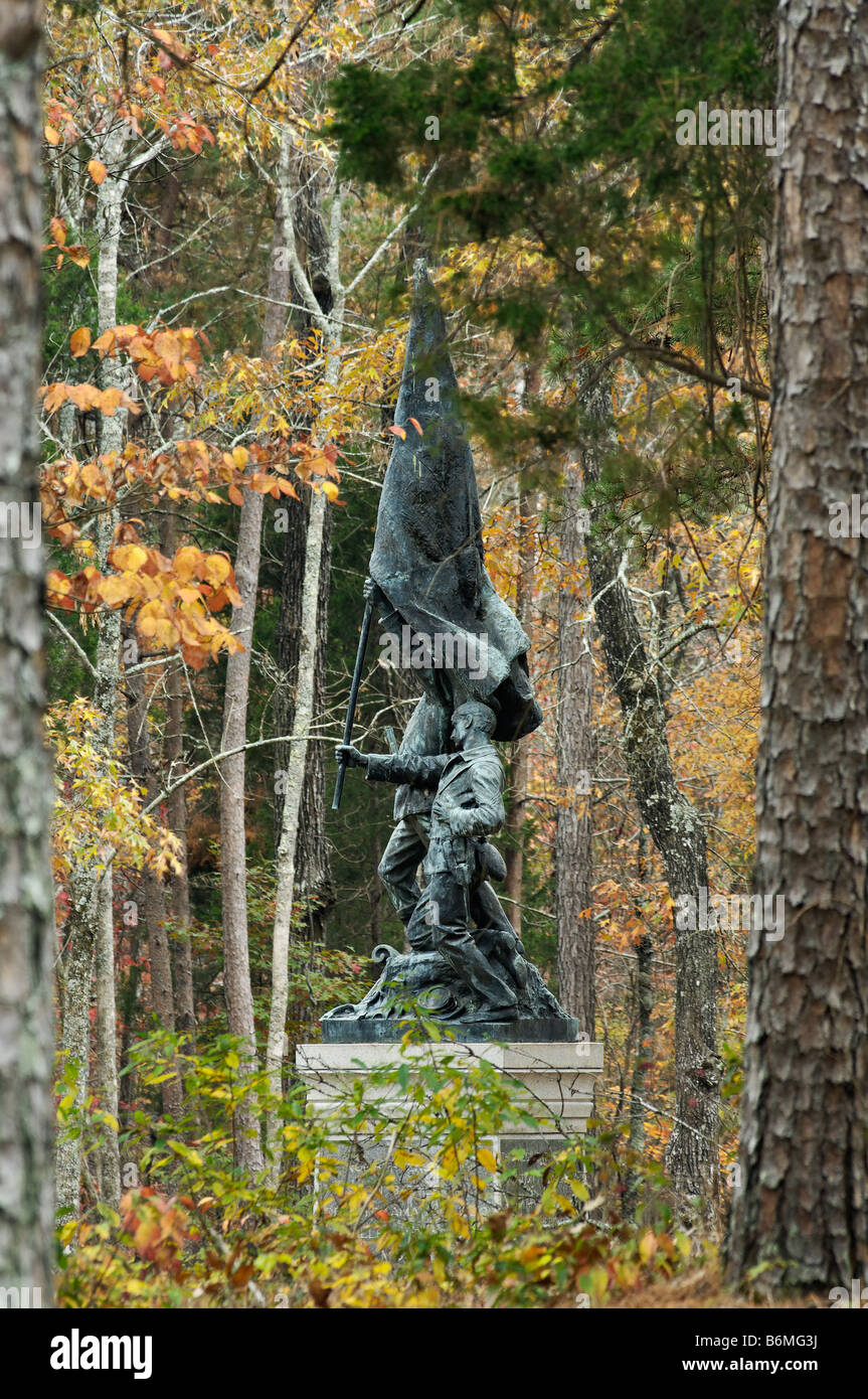 Civil War Memorial visto attraverso i boschi presso il campo di battaglia di Chickamauga Visitor Center a Fort Oglethorpe in Georgia Foto Stock