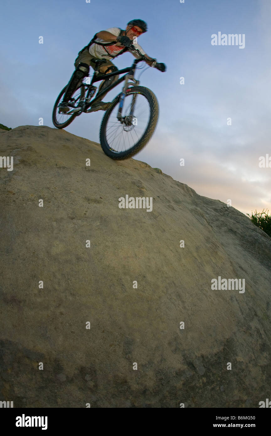 Downhill mountain biker sul sentiero Telonics, Laguna Beach in California Foto Stock