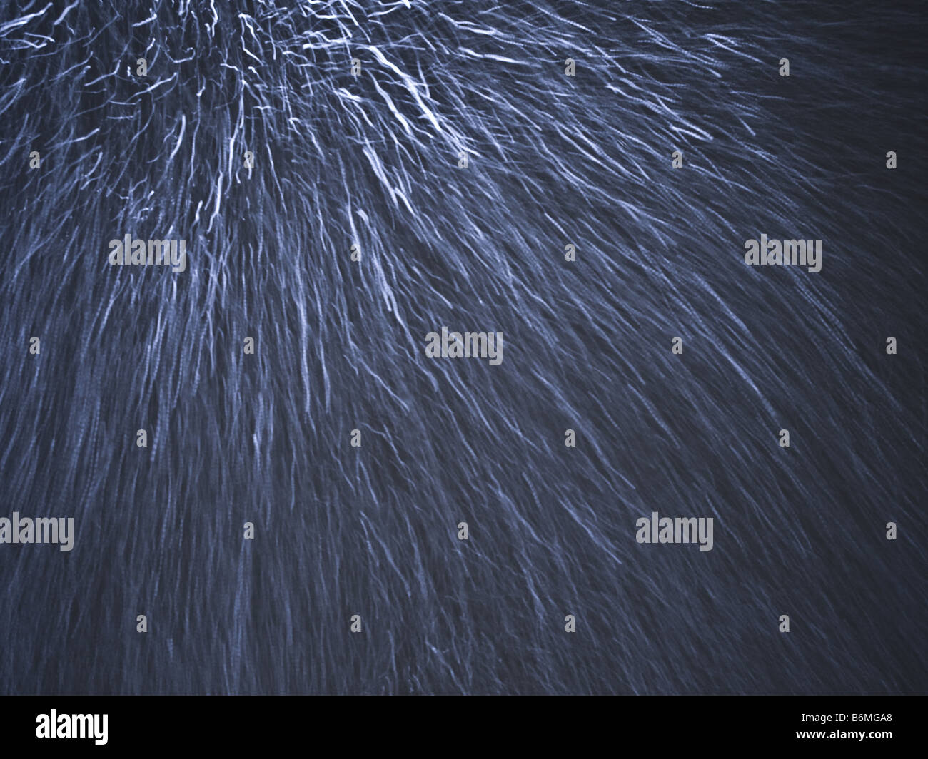 Abstract di neve che cade durante la notte verso la telecamera Foto Stock