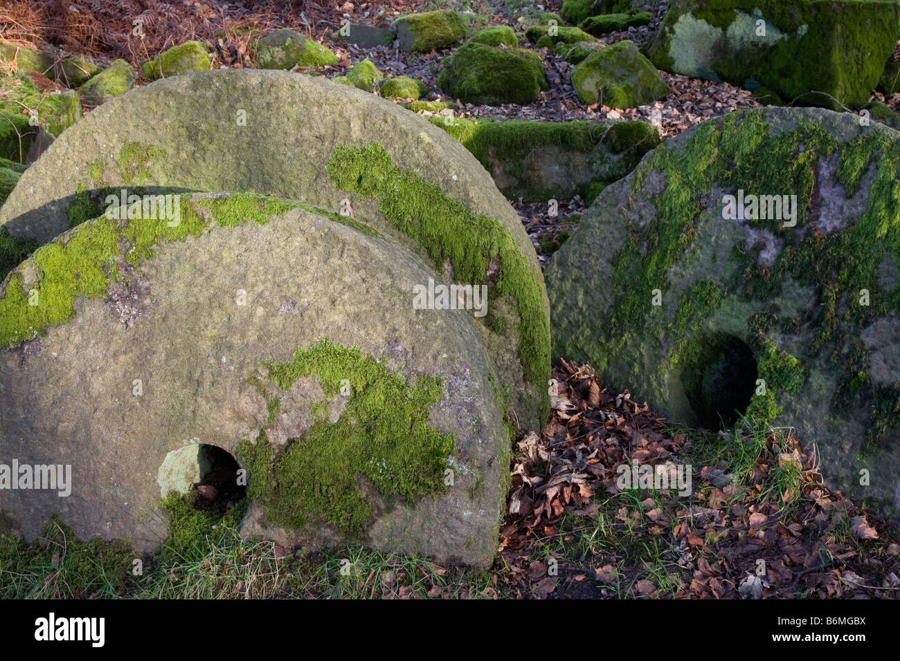 Hathersage. Scolpito, cesellato rotondo, ruota di mulino abbandonata, vecchio, rurale, antica macina. Mill Stones nel Peak District National Park, Derbyshire, Regno Unito Foto Stock