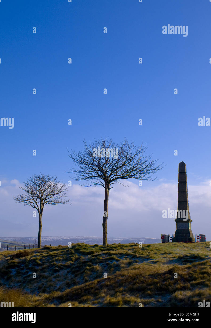 Monumento di guerra e gli alberi su orizzonte all'alba luminosa blu cielo Foto Stock