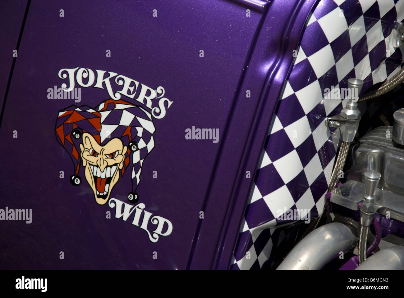 Una foto che mostra il design personalizzato lavorare sulla parte anteriore di un viola hot rod. Foto Stock