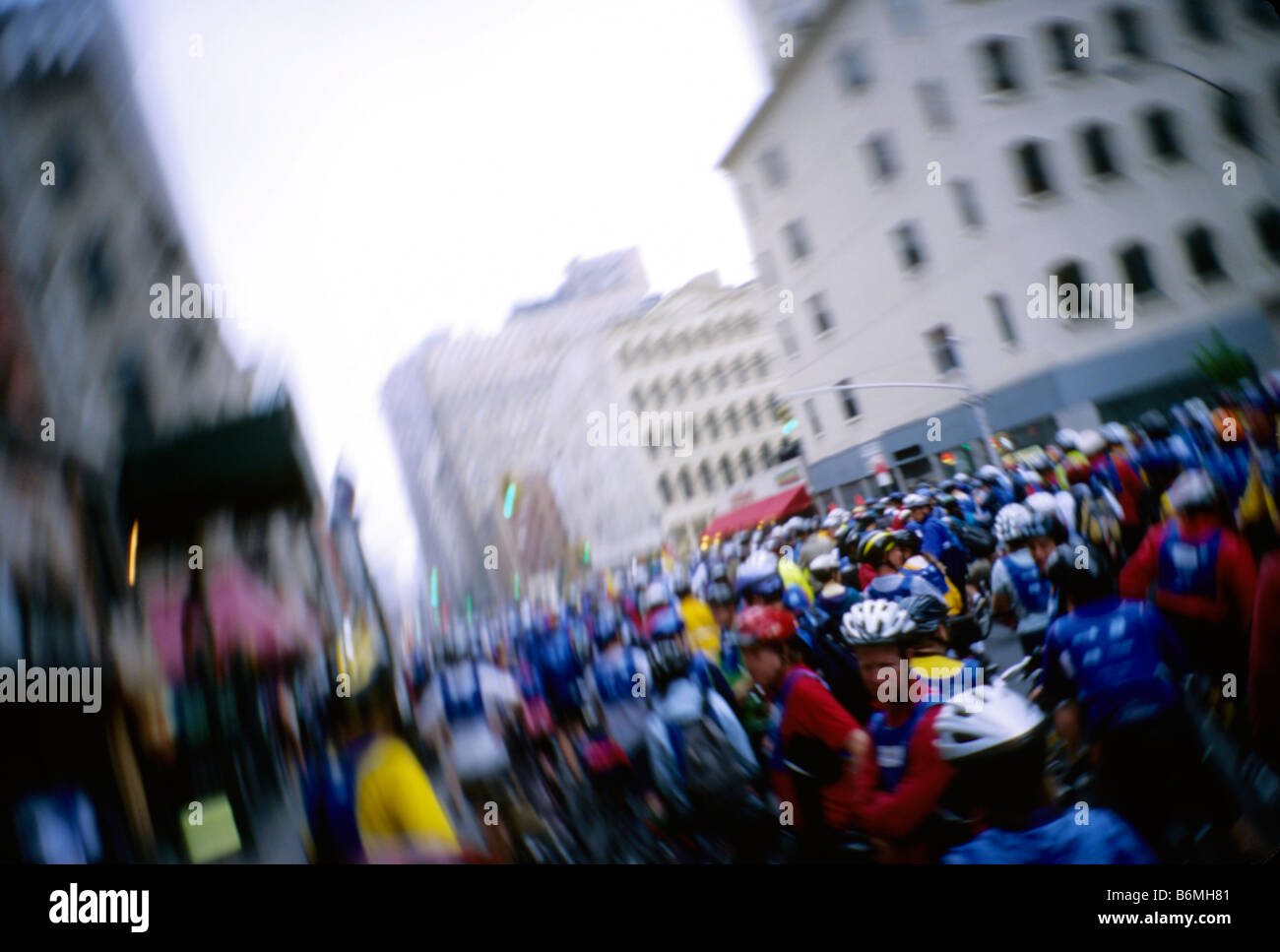 Ciclisti linea fino all'inizio del Cinque Boro Bike Tour nel quartiere Tribeca di New York City Stati Uniti STATI UNITI D'AMERICA Foto Stock