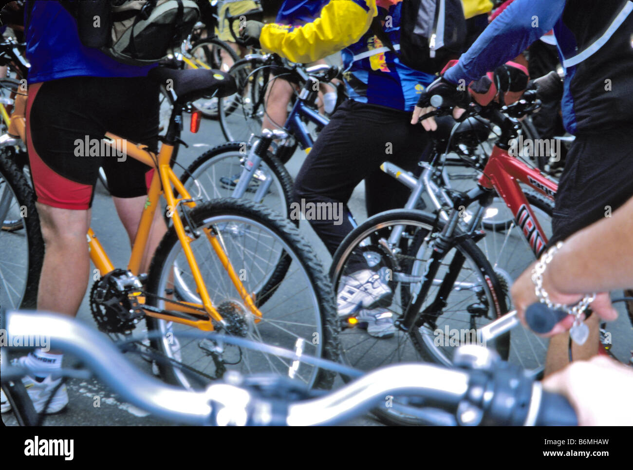 Ciclisti linea fino all'inizio del Cinque Boro Bike Tour nel quartiere Tribeca di New York City Stati Uniti STATI UNITI D'AMERICA Foto Stock