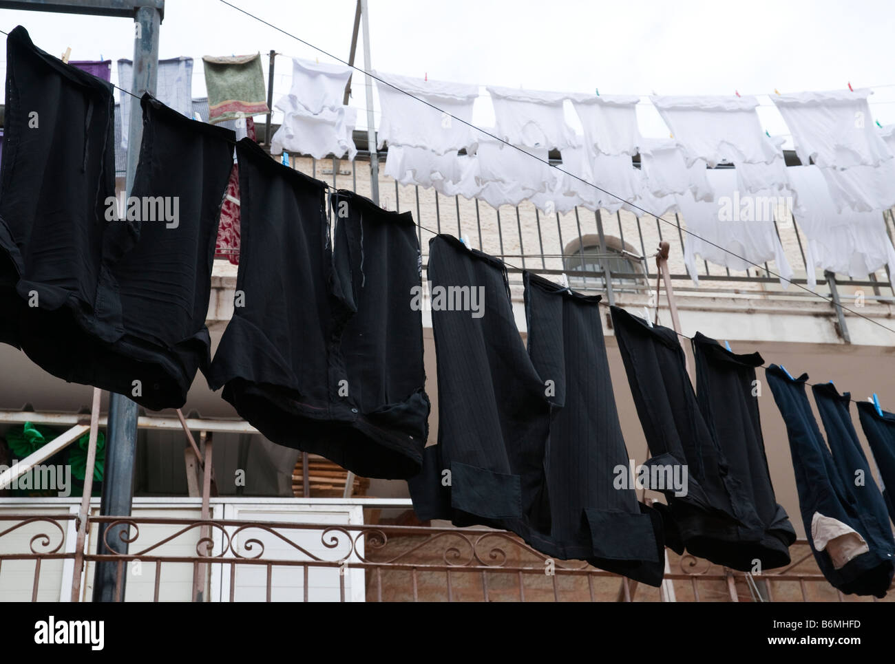 Israele Gerusalemme Mea Shearim vicinato close up in bianco e nero Servizio lavanderia Foto Stock