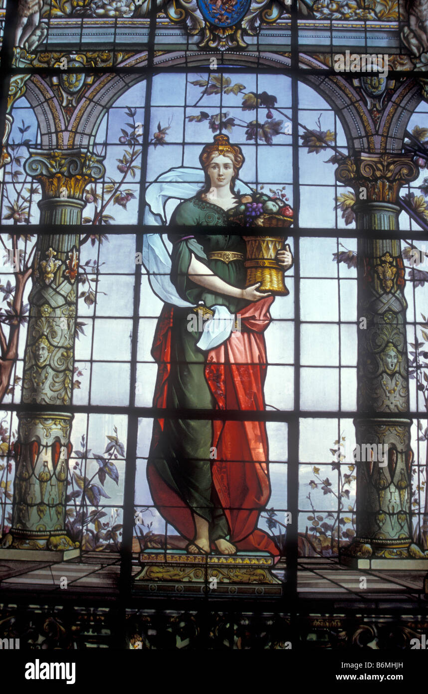 Vetrata raffigurante Pomona, dea romana di abbondanza, il Castello di Chapultepec, Chapultepec Park, a Città del Messico Foto Stock