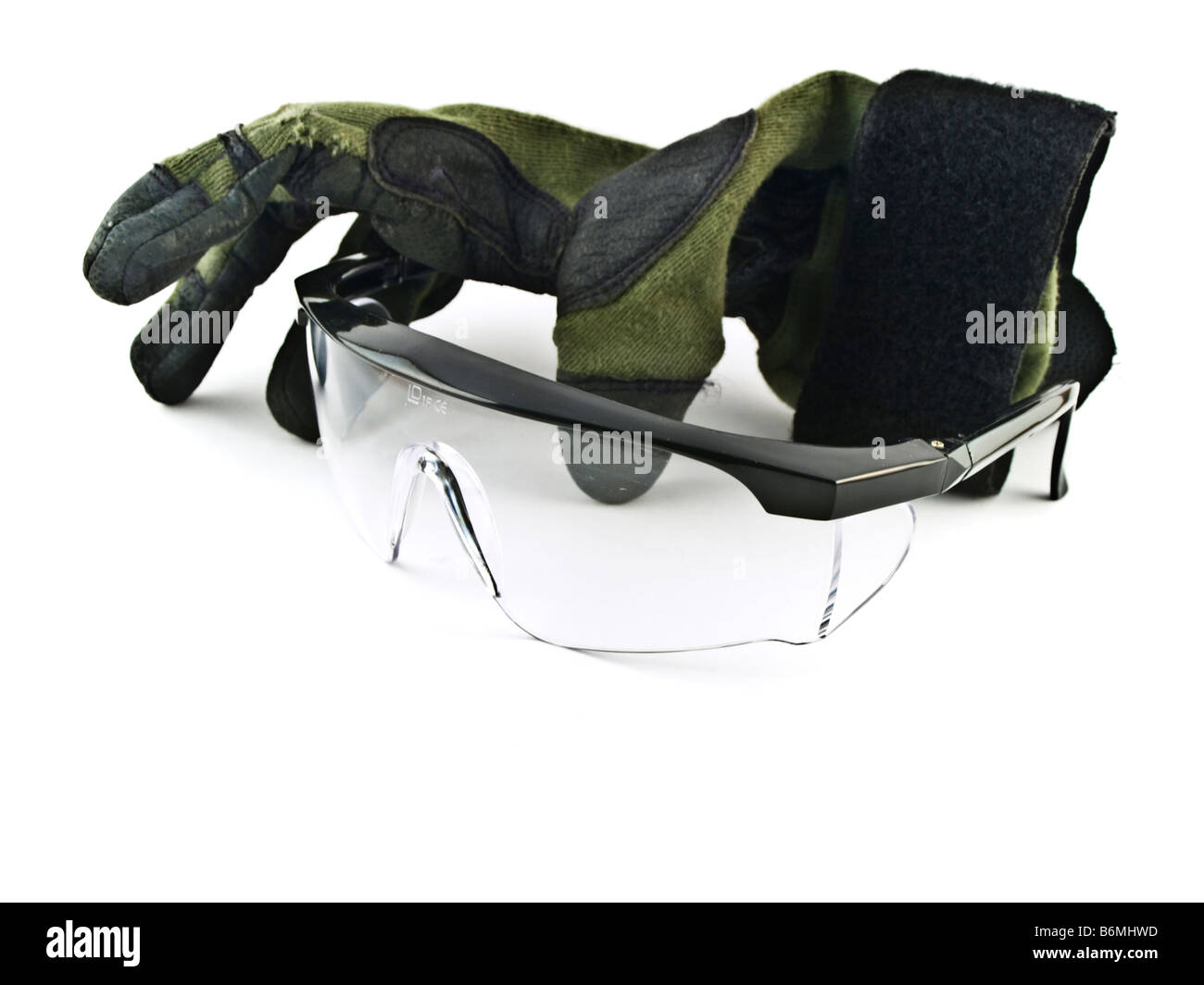 Occhiali di sicurezza occhiali e guanti su sfondo bianco Foto Stock