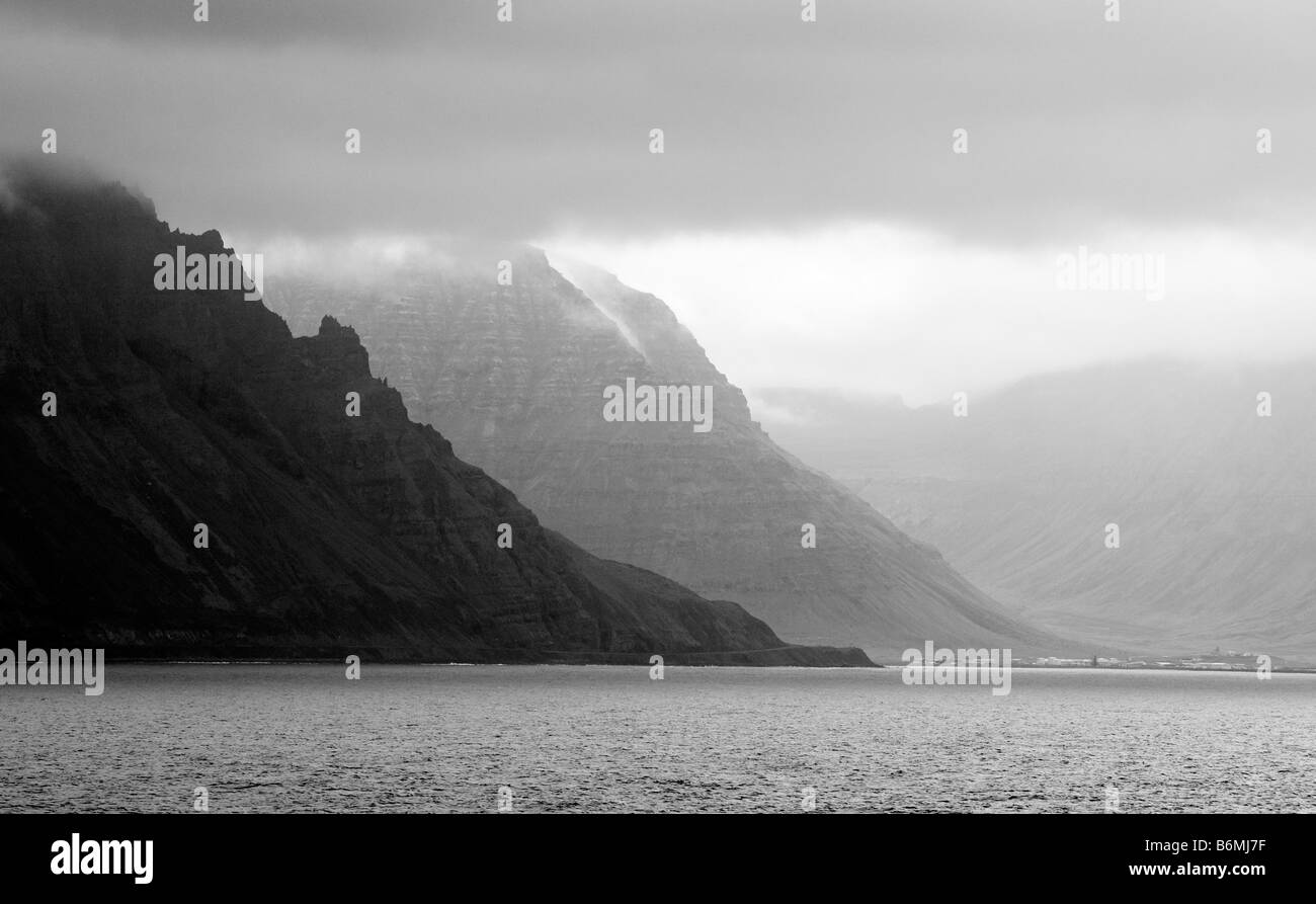 Northern islandese paesaggi costieri in prossimità di Isafjordur. Foto Stock