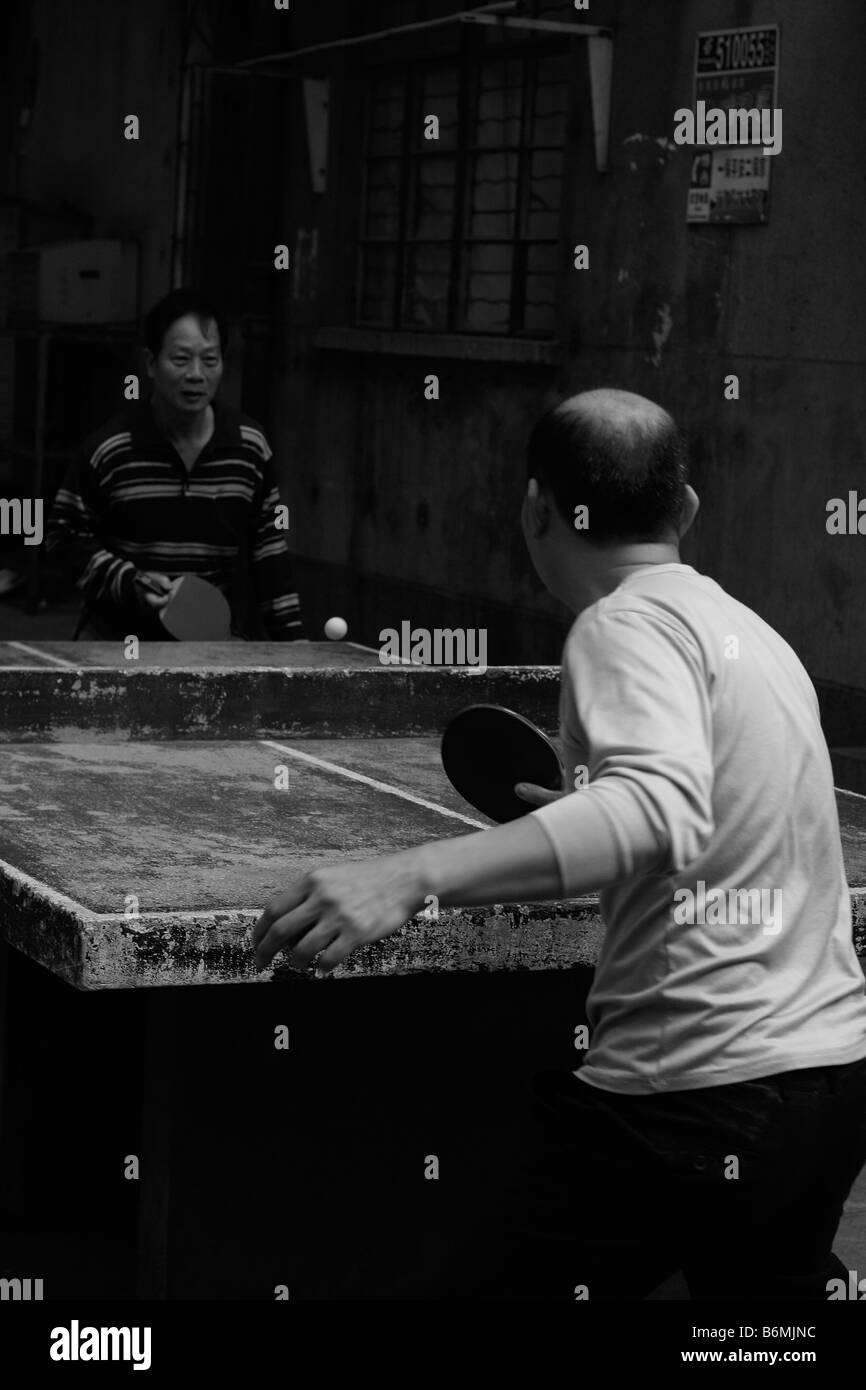 Mattina Ping Pong sul primo inverno freddo giorno dell anno a Guangzhou in Cina La Cina è piena di lotti di calcestruzzo tavoli da ping pong Foto Stock