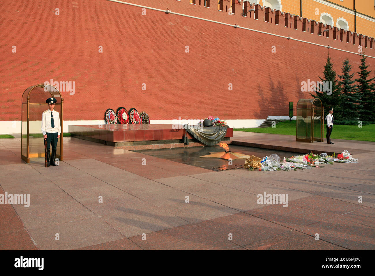Onore guardie presso la tomba del Milite Ignoto in Alexander giardino, Mosca, Russia Foto Stock