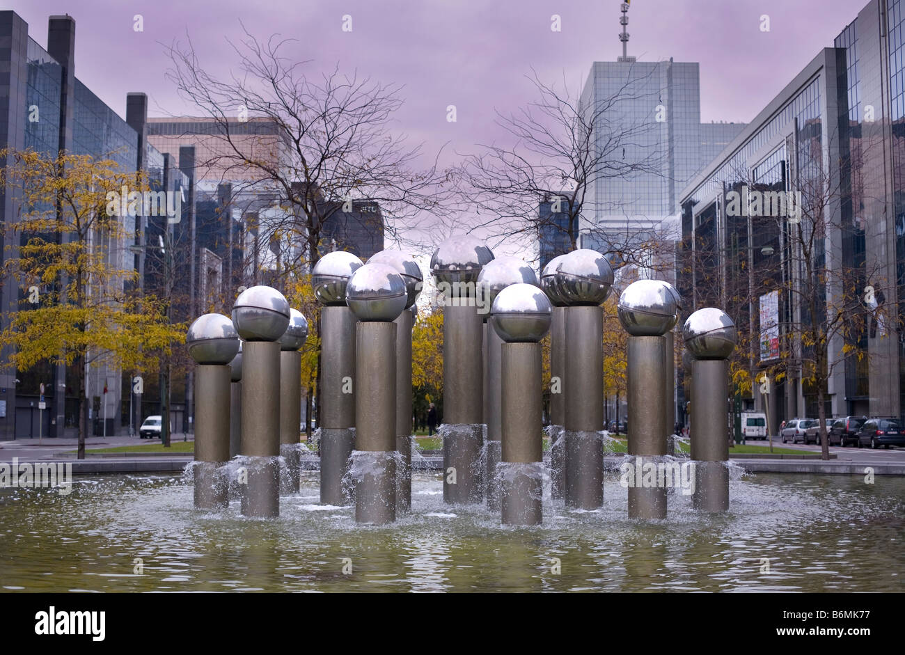 Bruxelles Belgio città fontana acqua architettura degli edifici di vetro metallico di acciaio Bruxelles Belgique Europa monumento dell'UE Foto Stock
