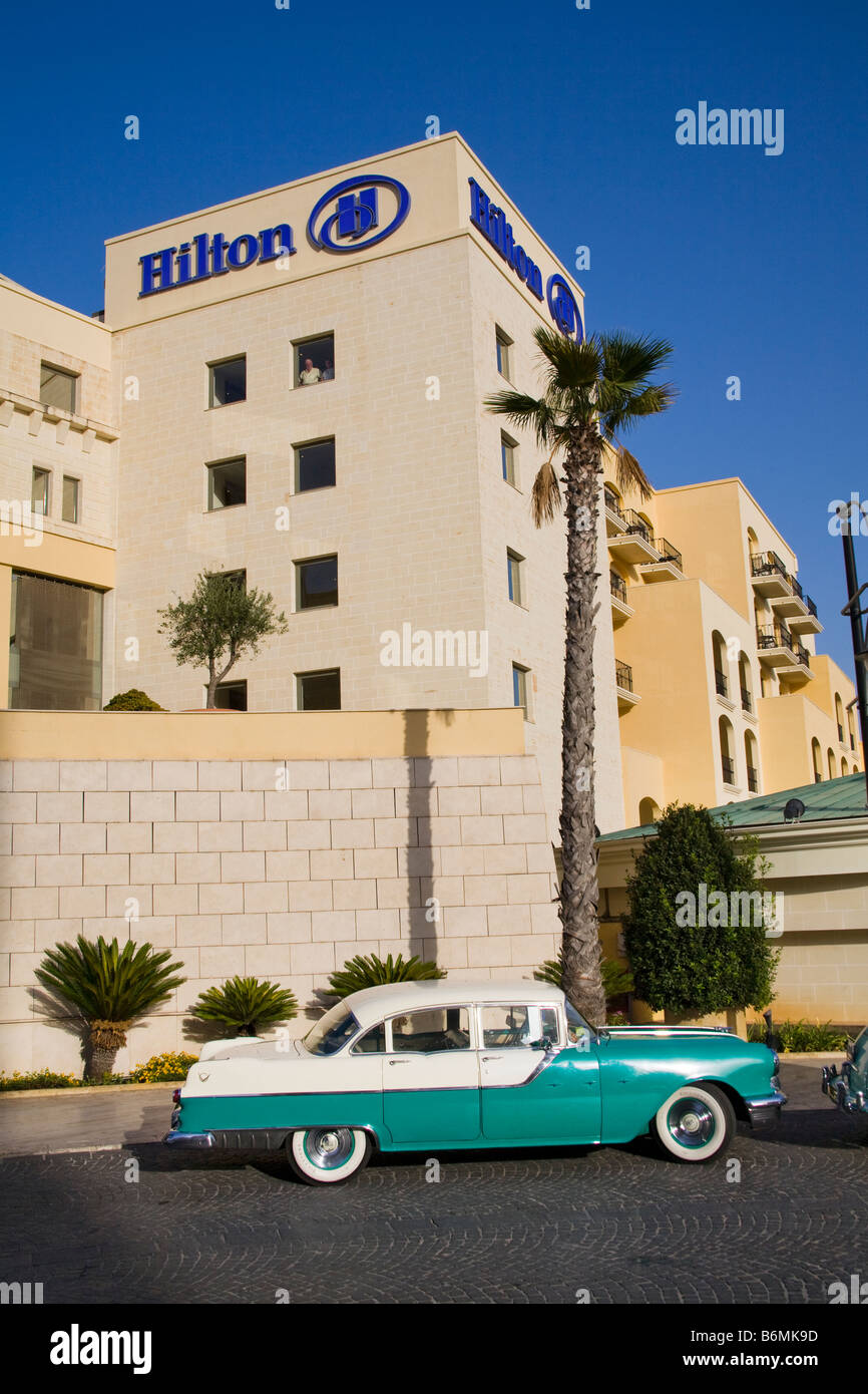 La Pontiac Starchief auto parcheggiate al di fuori della malta Hilton Hotel di Portomaso, Saint Julian, Malta Foto Stock