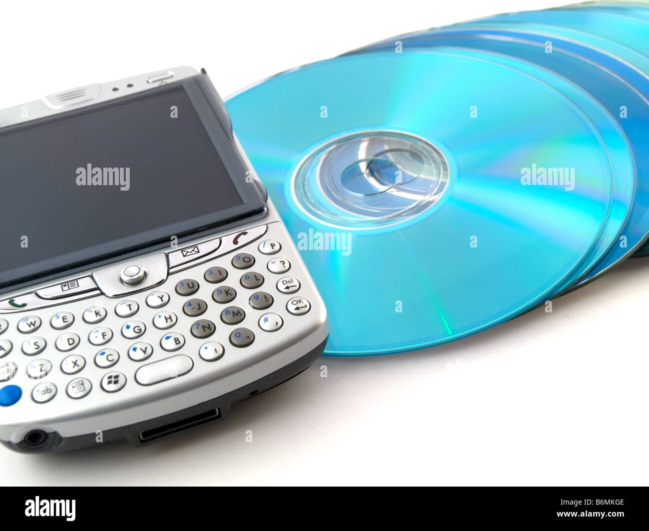 Cd DVD e telefono Mobile PDA su sfondo bianco Foto Stock
