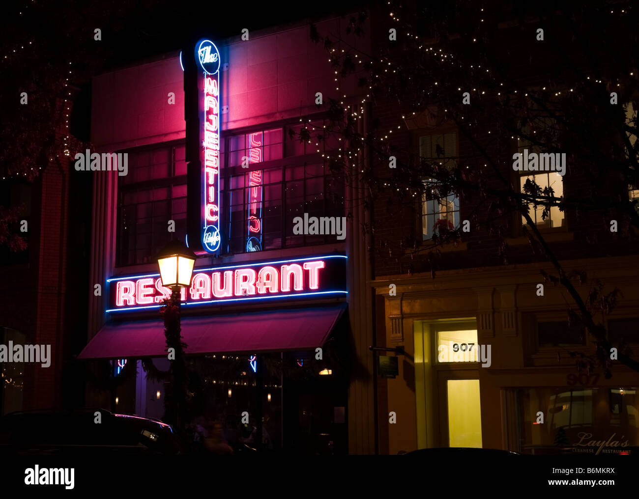 Città Vecchia di Alexandria in Virginia, King Street di notte, il ristorante Majestic insegna al neon Foto Stock