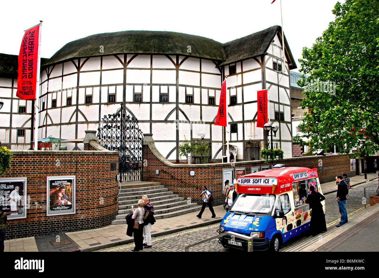 Il Sheakspeare Globe Theatre di Londra Tudor spettacolo teatrale stage South Bank Foto Stock
