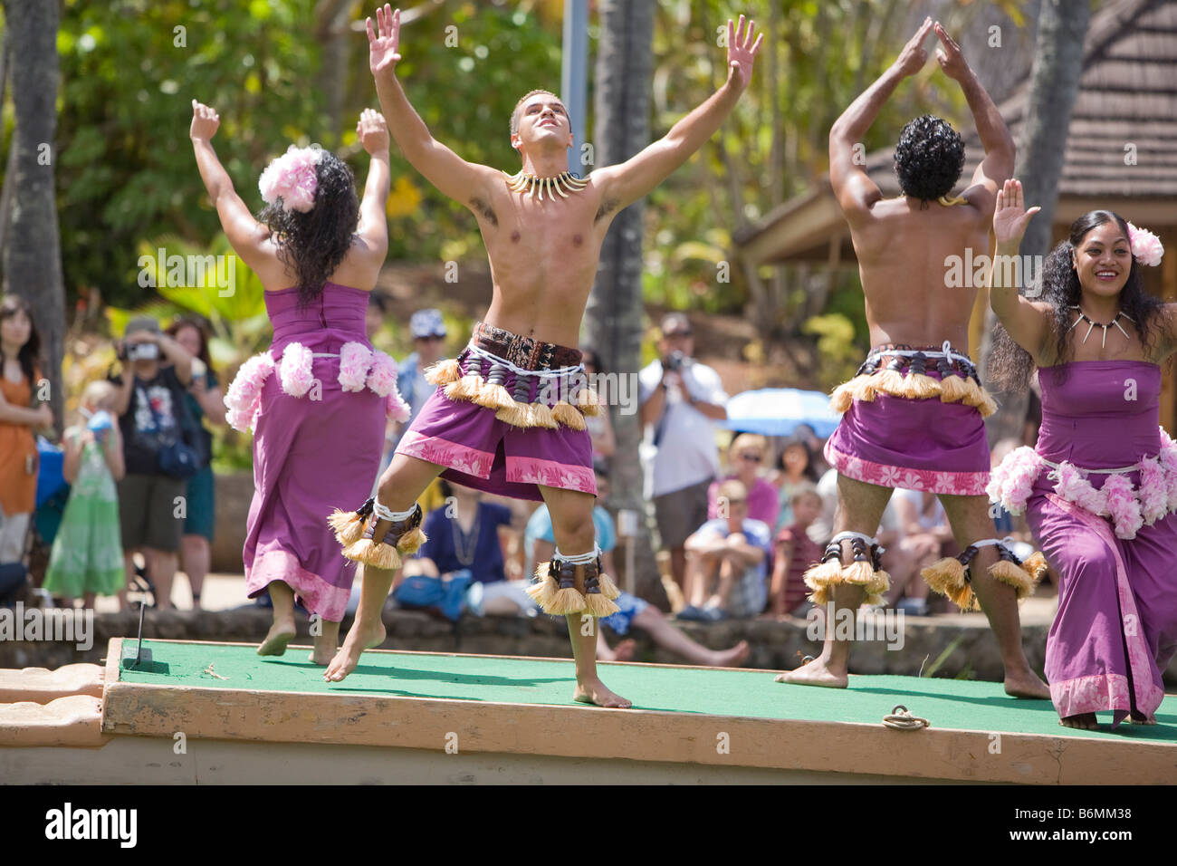 LA'IE, HI - Luglio 26: performance di danza a Hawaii è il Centro Culturale Polinesiano. Foto Stock