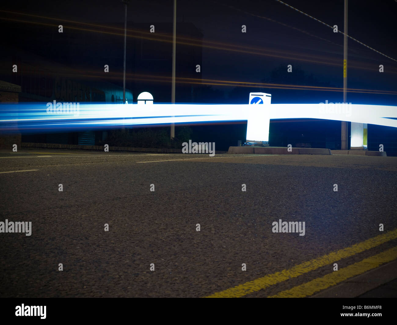 Traffico che viaggia attraverso i sobborghi di notte con striature chiare Foto Stock