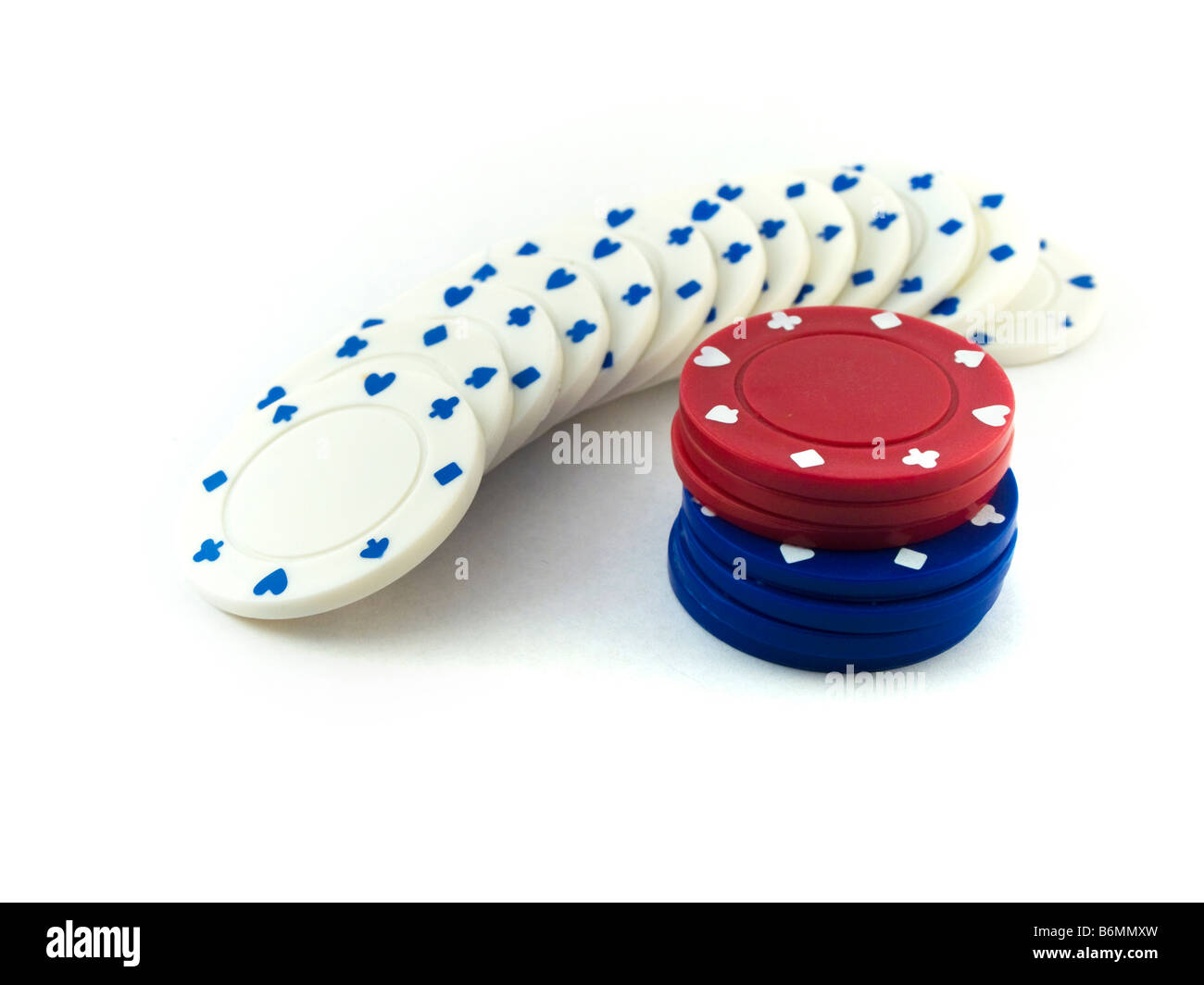 Rosso Bianco e blu Poker chips su carte da gioco Foto Stock