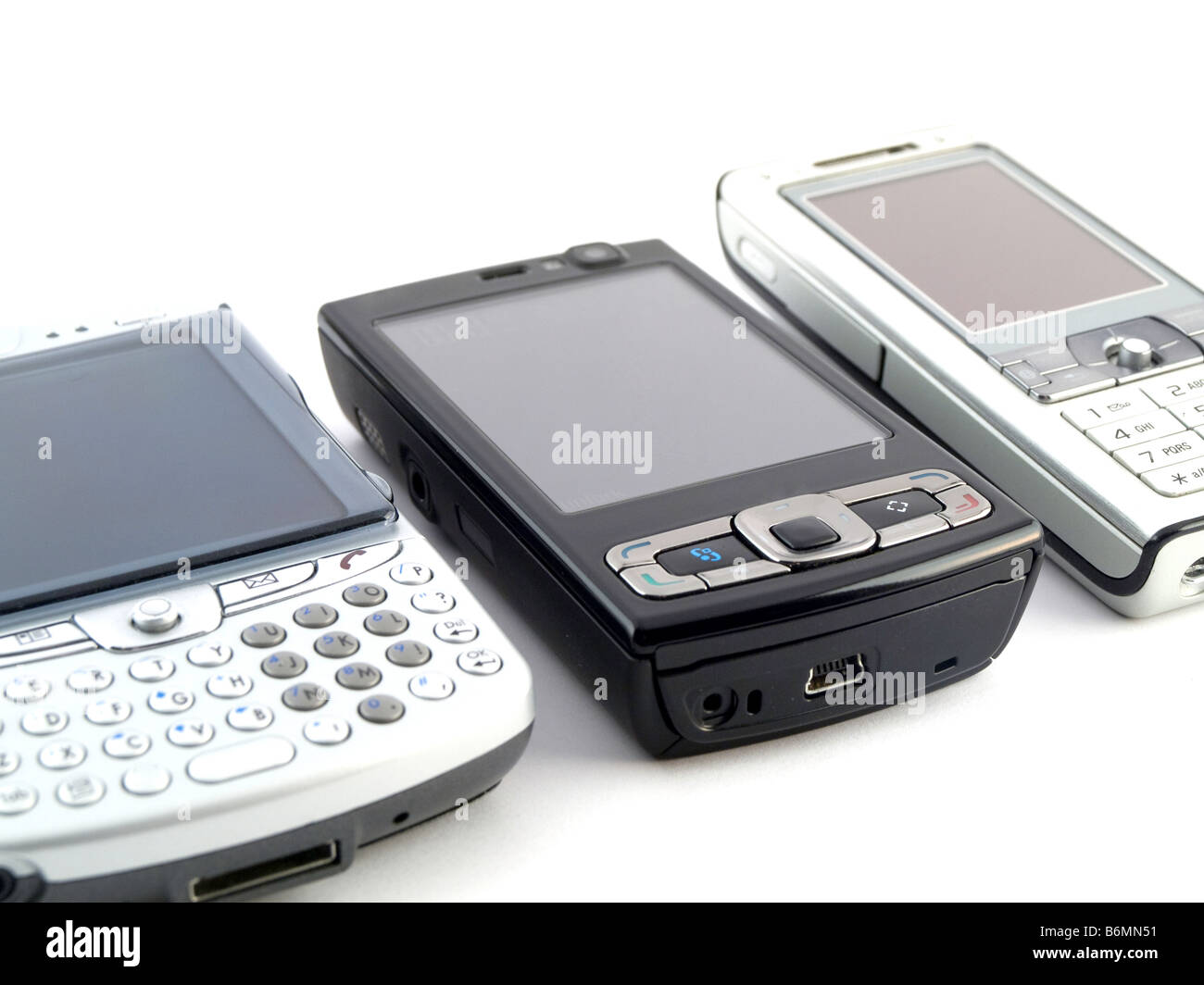 Molti telefoni cellulari moderni su sfondo bianco Foto Stock